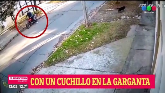 Video: violento robo a dos mujeres que fueron amenzadas con un cuchillo