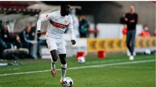 Estrella del Stuttgart lleva años jugando con una identidad falsa: "Hacer pública mi historia es un paso difícil"