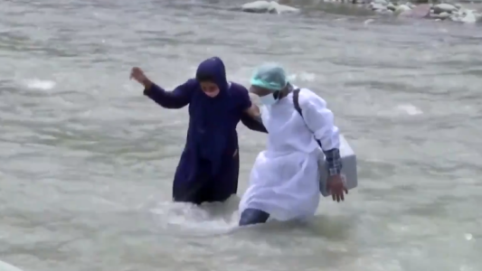 Personal de la salud cruzó un río a pie para llevar vacunas a zonas remotas en India