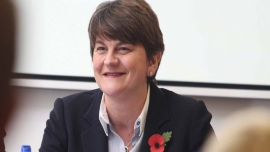 Irlanda del Norte: Arlene Foster dimitió formalmente como primera ministra