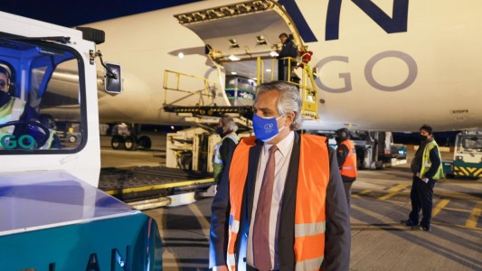 Alberto Fernández recibió el nuevo cargamento con 934 mil vacunas de AstraZeneca