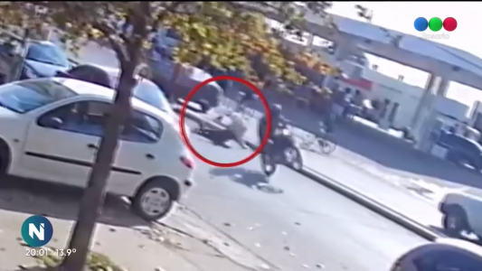 Circulaba en una rueda: motociclista atropelló a una mujer en VGG