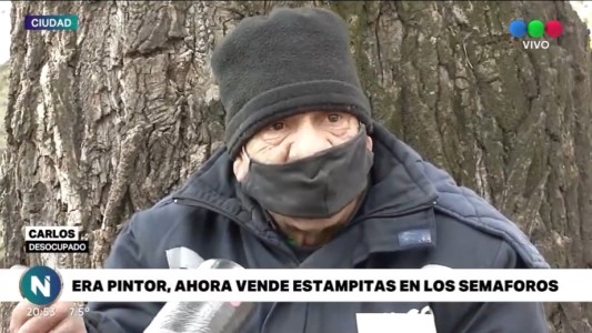 Coronavirus: perdió el trabajo, quedó sin techo y vende estampitas en la calle