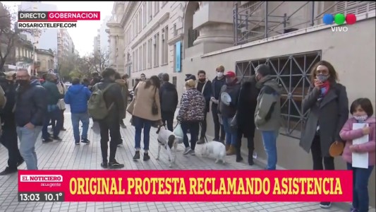 Original protesta de gastronómicos reclamando asistencia