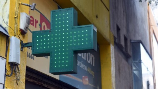 El municipio y el Colegio de Farmacéuticos lanzan una campaña para desalentar el uso de bolsas de plástico