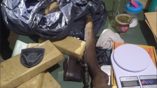 Llevaba drogas y un arma en una bolsa de consorcio