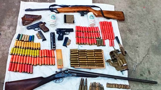 Cuatro detenidos y una gran cantidad de armas y municiones secuestradas en zona sur