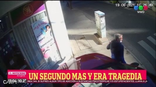 Video: una camioneta se incrustó en una peluquería y un peatón se salvó de milagro