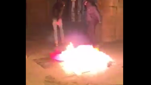 Arrancan y queman la bandera española del Ayuntamiento de Barcelona en contra de los indultos