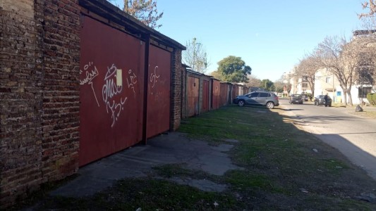 Piden a la municipalidad que suspenda el desalojo de cocheras de vecinos en Isola y Grandoli