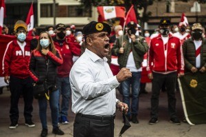 Militares retirados se manifiestan en Lima para denunciar "fraude" en la segunda vuelta presidencial