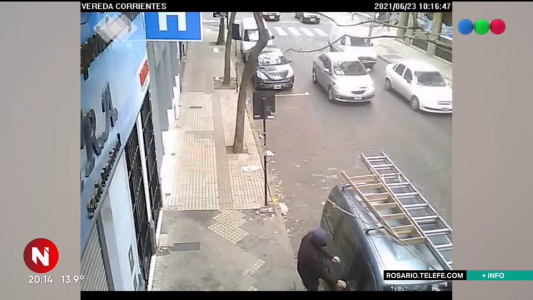 Intentó robar un utilitario, quedó atrapado adentro y logró salir