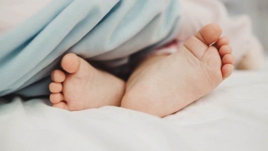 Murió un bebé al quedar atrapado entre una cama y la pared