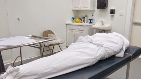 Murió un hombre que vivía como mendigo: su familia descubrió que tenía más de un millón de dólares