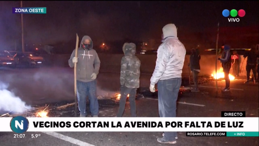 Caos de tránsito en Circunvalación: vecinos cortaron la avenida por falta de luz