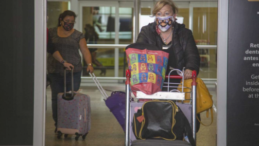 Cayó al 13% el incumplimiento de la cuarentena de los viajeros que regresan del exterior