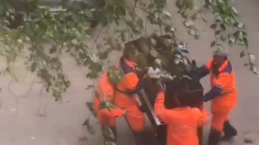 Trabajadores empujaron un piano por las calles de Moscú mientras su compañero tocaba una canción