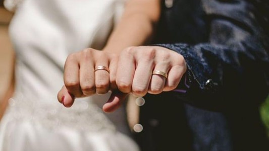 Acusó a su marido de "ocultar" que es gay y pidió que anulen el matrimonio: rechazo judicial