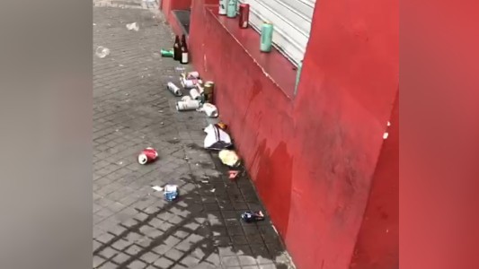 Orina, alcohol y desorden: unoss video muestran cómo quedó Pichincha tras descontrol de la noche preferiado