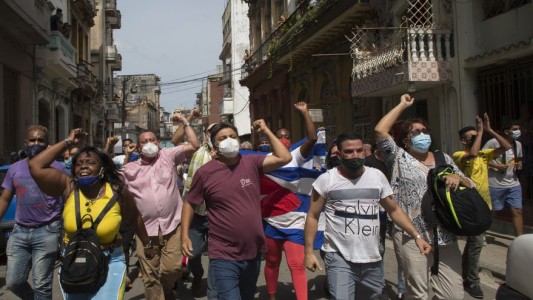 Cientos de cubanos salieron a protestar contra el gobierno de Díaz-Canel