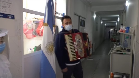 Video: Se tomó un recreo como enfermero para tocarles el acordeón a sus pacientes