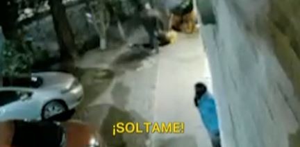 Video: un vecino salvó a una mujer que era golpeada por un ladrón en Coghlan