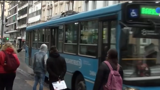 Mientras la UTA local reclama el pago de sueldos y aguilando, en AMBA cobraron en tiempo y forma