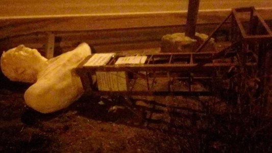 Video: un hombre derrumbó con su camioneta un busto de Néstor Kirchner e hizo volcar otro vehículo