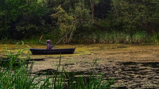 "La Muerte" se instaló en un lago de Moscú para evitar que las personas dejen basura