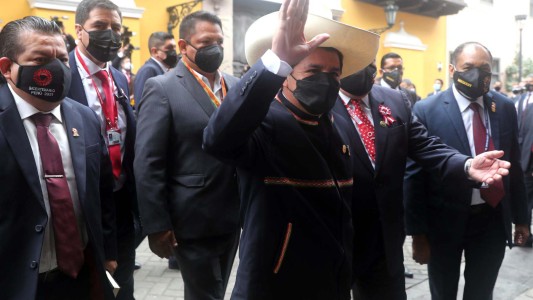 Pedro Castillo juró como presidente de Perú: "No los defraudaré"