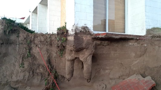 Por la erosión costera corre peligro de derrumbe una histórica casa de Las Toninas