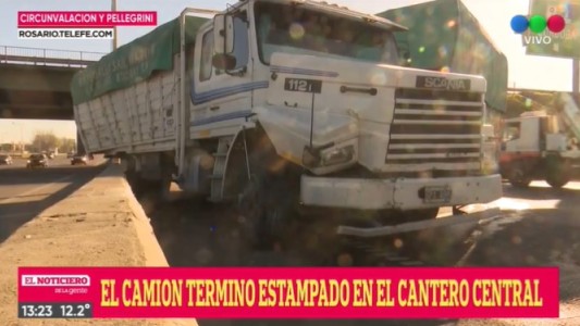 Un camión perdió el control en Circunvalación y Pellegrini