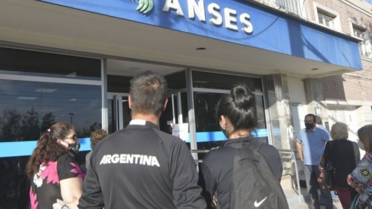 En 20 años se multiplicó por 11 la gente que recibe planes sociales en la Argentina