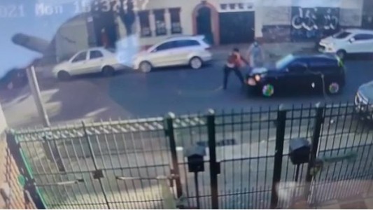 Video: Atropelló al policía que custodiaba a su ex