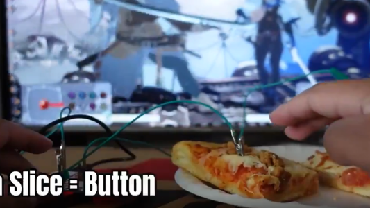 Armó un joystick con porciones de pizza y logró vencer a la máquina
