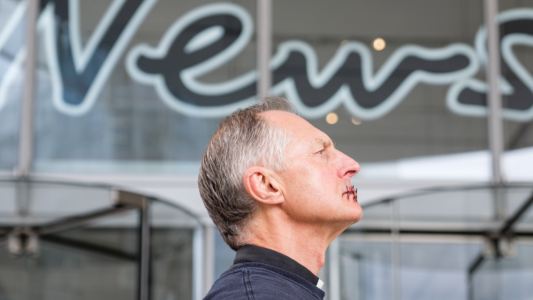 Imágenes impactantes: un sacerdote se cosió los labios para protestar en contra del cambio climático
