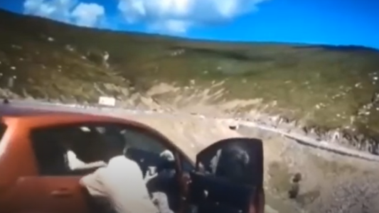 Un auto cayó por un barranco con una pasajera en su interior