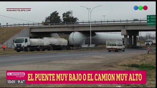 Un camión quedo atascado debajo de un puente en la autopsita Santa Fe