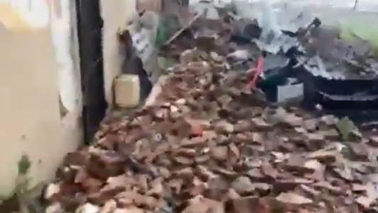 La desesperación de un hombre ante la destrucción por temporal en Saladillo