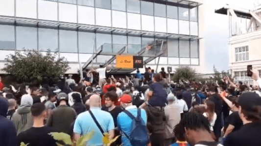 Día clave para el futuro de Messi: hinchas del PSG lo esperan en París