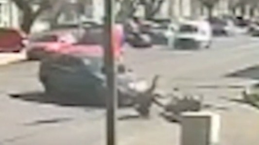 Motochorros detenidos "de casualidad": escapaban de un robo y chocaron contra el auto de un comisario