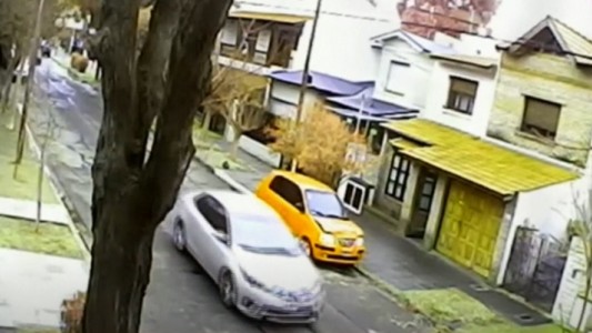 Asaltaron a una embarazada y la amenazaron con patearle la panza para que pierda el bebé