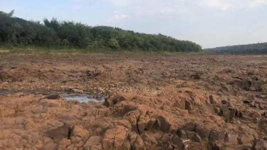 Por la bajante del Paraná, se puede cruzar caminando de Argentina a Paraguay