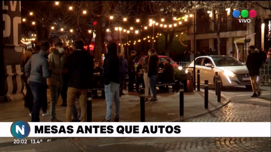 Javkin defendió las mesas en la calle: “Las prefiero antes que los autos”