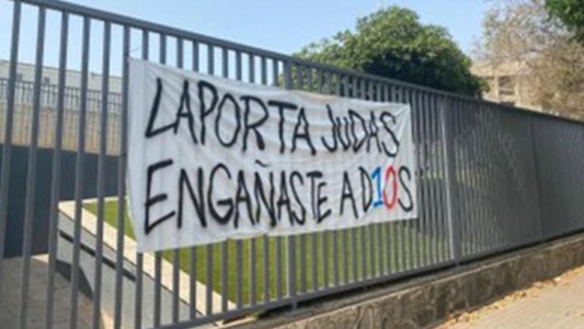 Los hinchas del Barcelona apuntaron contra Laporta por la partida de Messi antes del debut en el Camp Nou