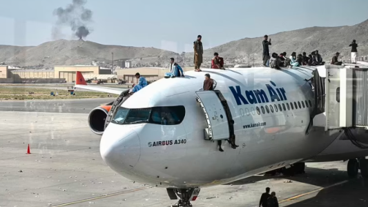 Desesperados: la foto de como viajaron los afganos en un avión de carga de Estados Unidos