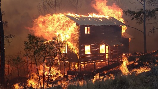 Incendios en Córdoba: cuatro frentes, evacuados y más de 80 casas quemadas