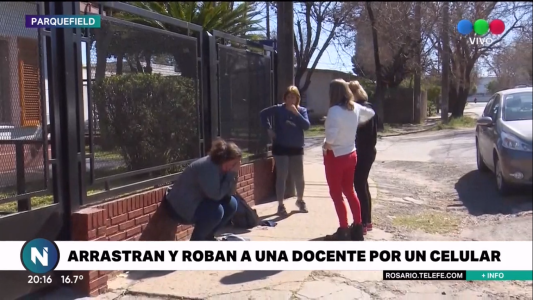 Roban y arrastran a una docente para sacarle el celular