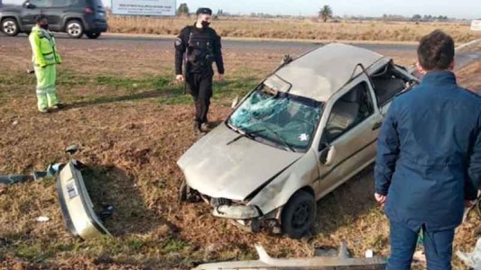 Autopista Rosario-Córdoba: dos heridos tras el vuelco de un auto
