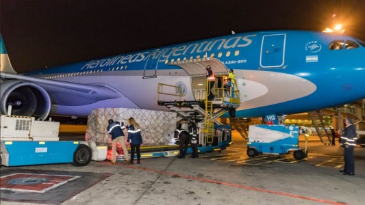 Llegaron al país 400.000 dosis de vacunas AstraZeneca donadas por España